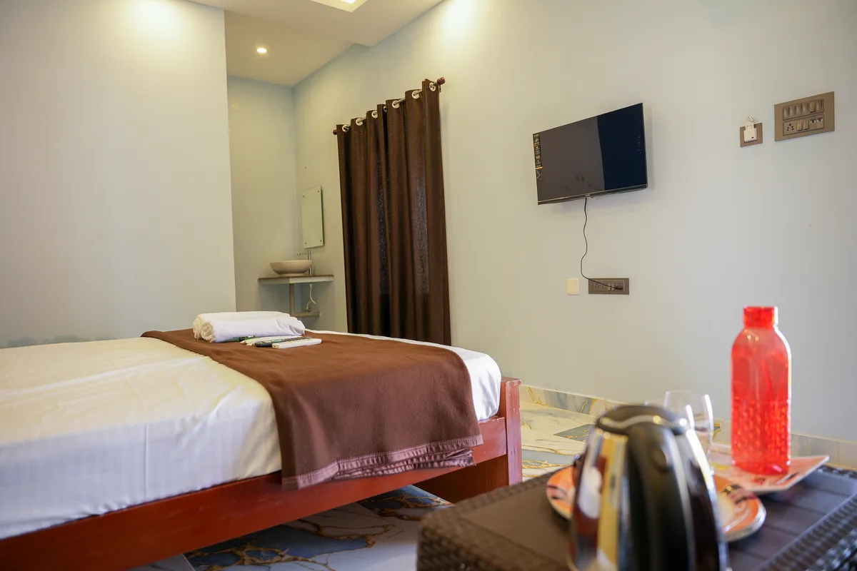 La Mithila Resort Pondicherry - Deluxe Couple Room, wardrobe and storage area